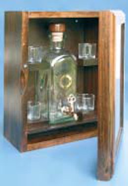 Lahev-s-pipou-v-zasklene-vitrine